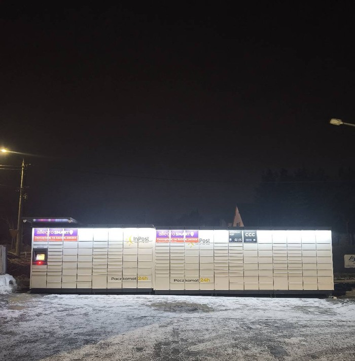 Parcel Locker BAZ01M Na parkingu przed sklepem