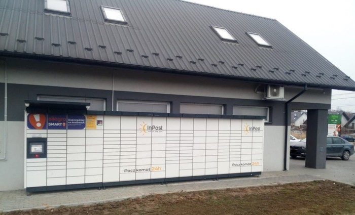 Parcel Locker BBC03M przy wejściu do sklepu Żabka