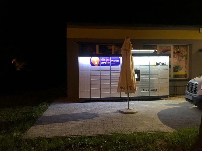 Parcel Locker BBE02M na parkingu przy Euro Sklepie