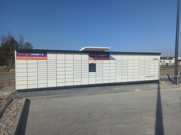Paczkomat BBG03M Na końcu parkingu po lewej stronie
