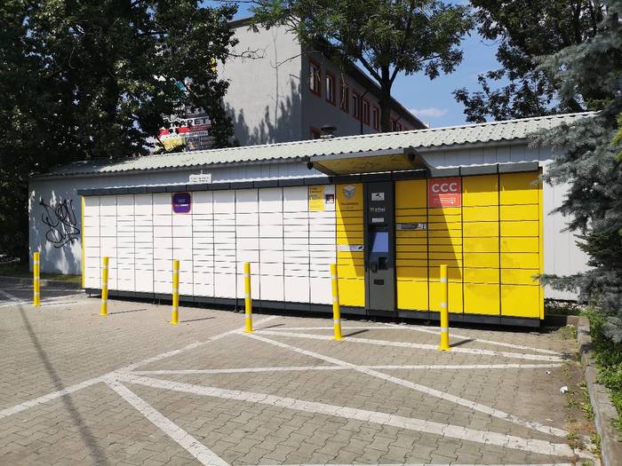 Paczkomat BBI01A przy wejściu do Galerii Sfera I