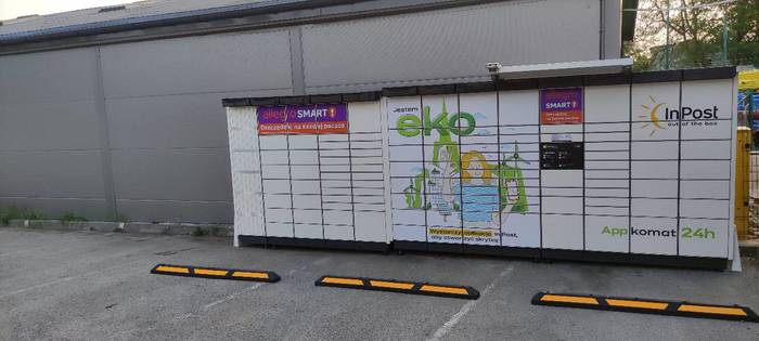 Parcel Locker BBI01APP Na parkingu obok wjazdu do hurtowni