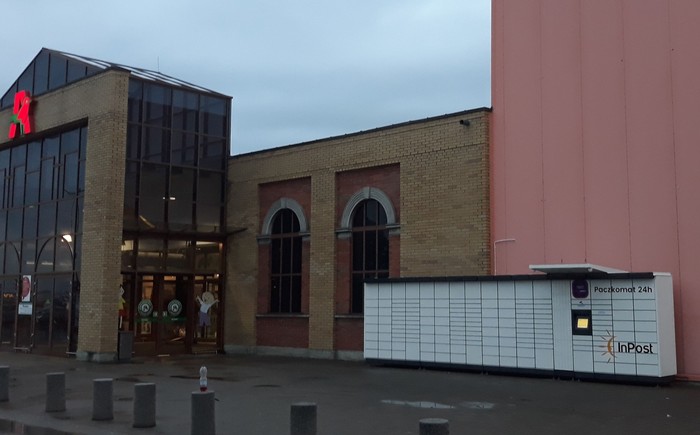 Paczkomat BBI01M Przy bocznym wejściu do sklepu Auchan