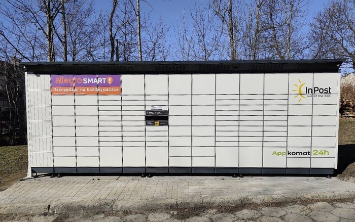 Paczkomat BBI02BAPP na parkingu