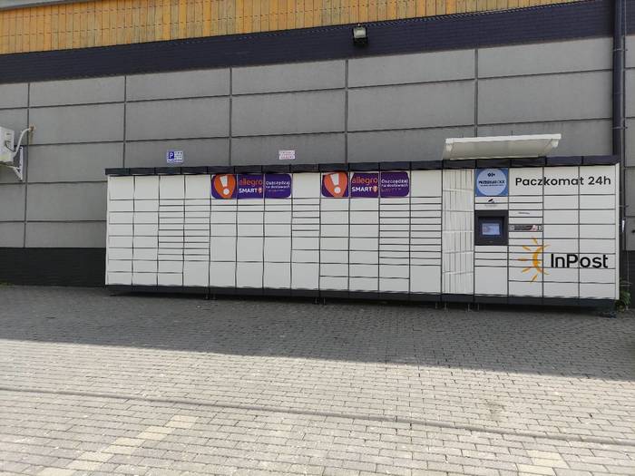 Поштомат BBI02M Na parkingu przy sklepie Paulinka