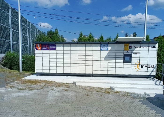 Paczkomat BBI03M na parkingu przed budynkiem