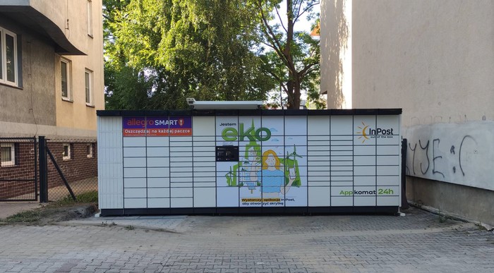 Paczkomat BBI04APP obok budynku nr 10