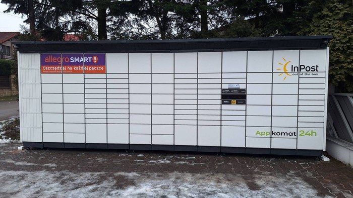 Paczkomat BBI05BAPP Na parkingu przed budynkiem