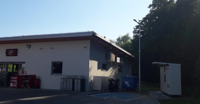 Paczkomat BBI05M Obok budynku stacji paliw Orlen