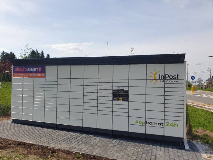 Parcel Locker BBI06BAPP obok ronda