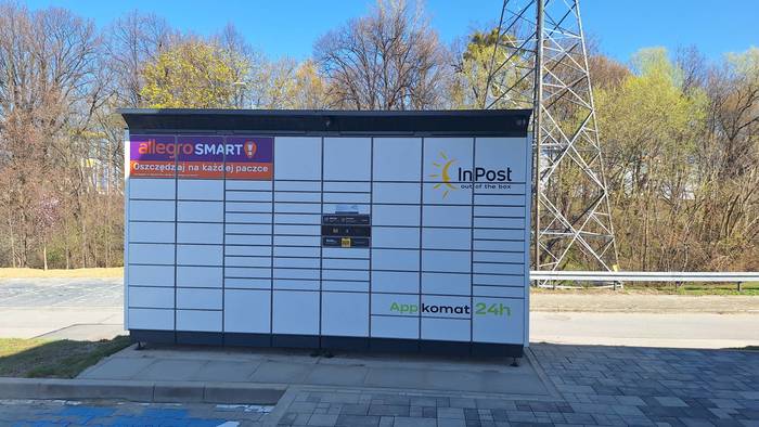 Paczkomat BBI07BAPP na parkingu