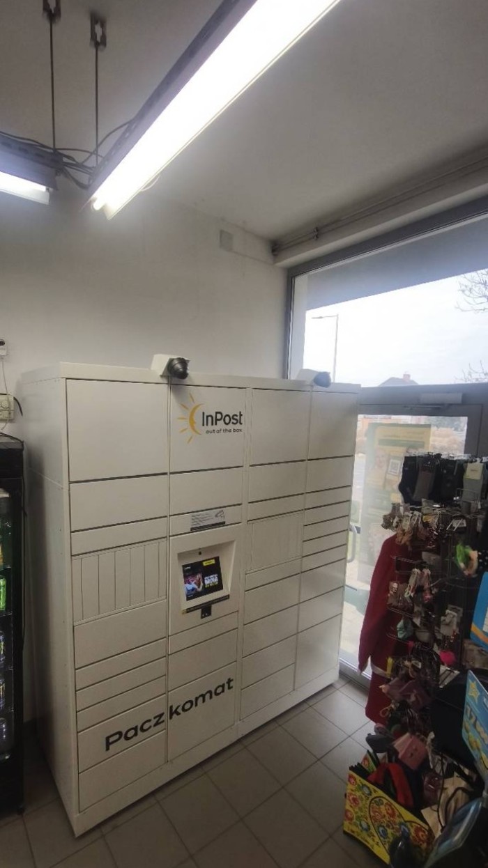 Paczkomat BBI07HP po lewej stronie od wejścia do Eurosklepu