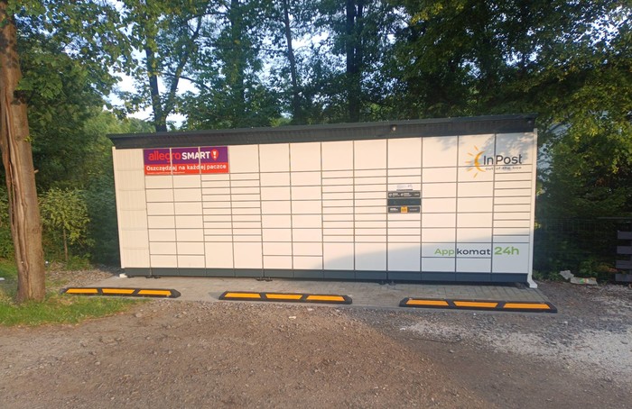 Paczkomat BBI08BAPP na parkingu obok sklepu