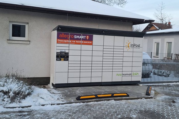 Paczkomat BBI10BAPP Na parkingu przed budynkiem Bławatków 5
