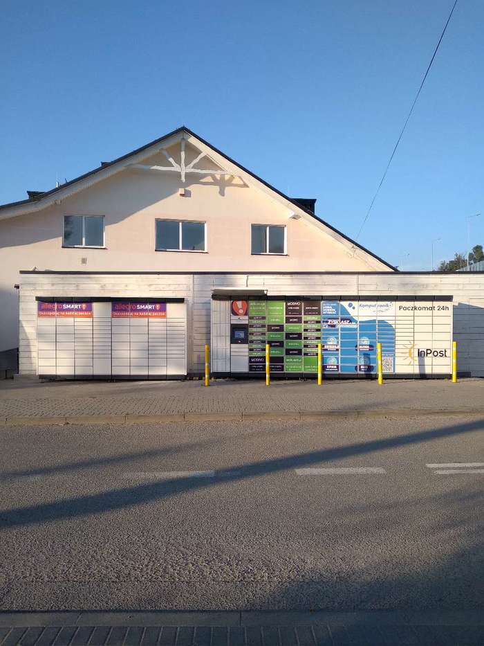 Paczkomat BBI10M obok sklepu Lewiatan