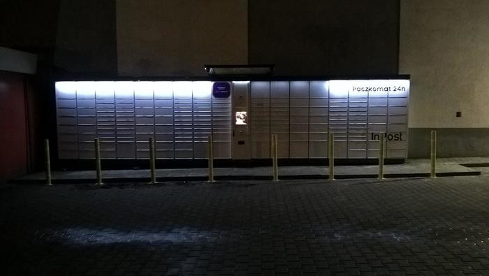 Paczkomat BBI13A Na parkingu przy sklepie Lewiatan