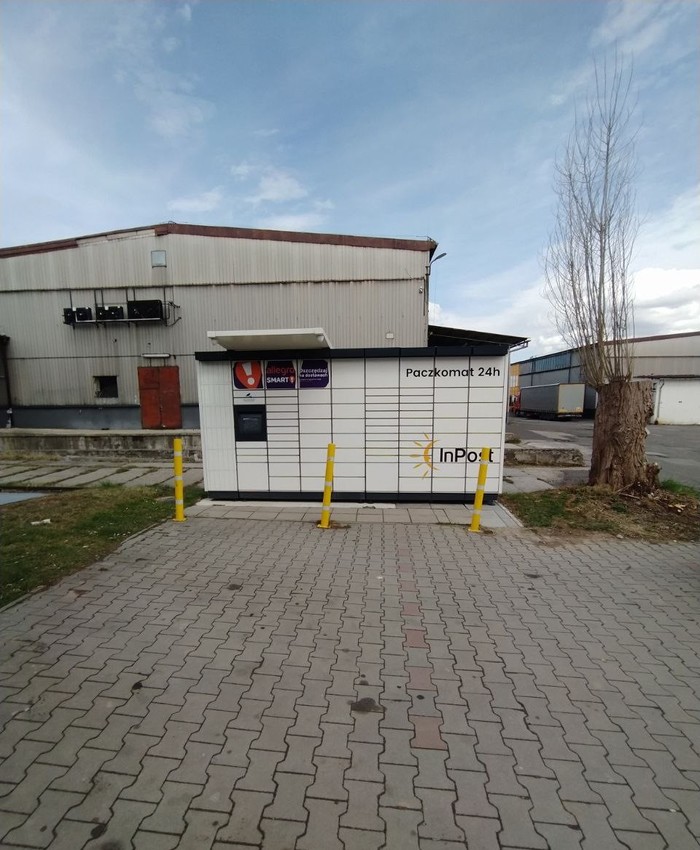 Paczkomat BBI14M Obok wejścia do Lewiatana