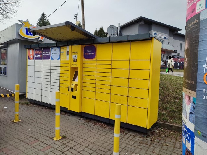 Paczkomat BBI15A Na parkingu przy sklepie Stokrotka