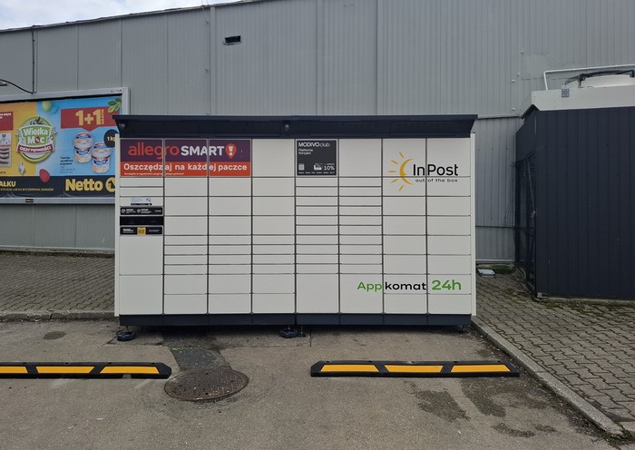 Paczkomat BBI16BAPP na parkingu obok sklepu
