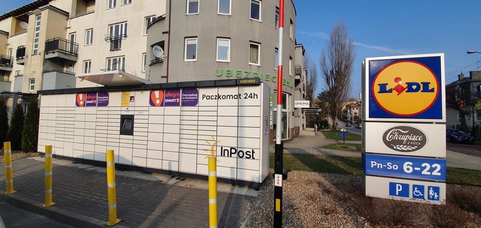Paczkomat BBI16M Na prawo od wejścia do sklepu Lidl