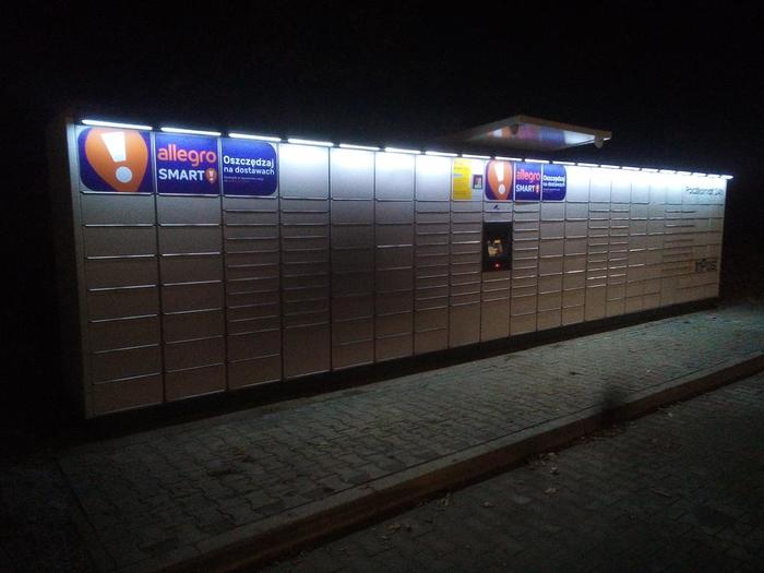 Paczkomat BBI17M parking za sklepem