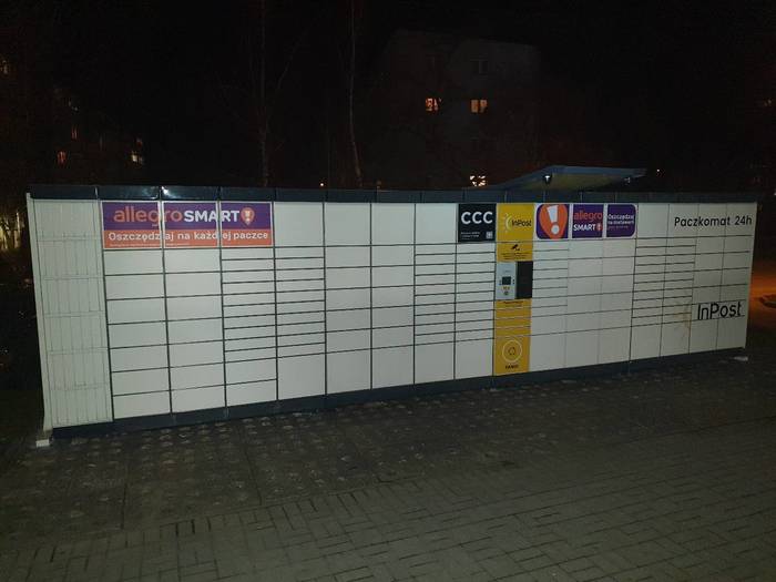 Paczkomat BBI20N z boku budynku Domu Studenta