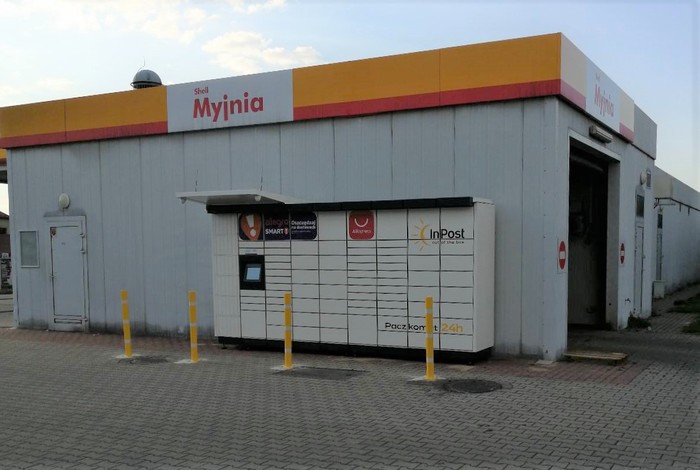 Paczkomat BBI21M Obok myjni na stacji Shell