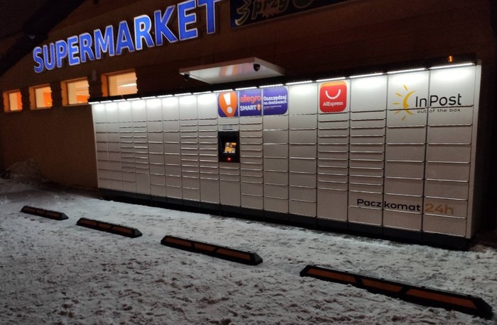 Paczkomat BBI22M parking przed sklepem