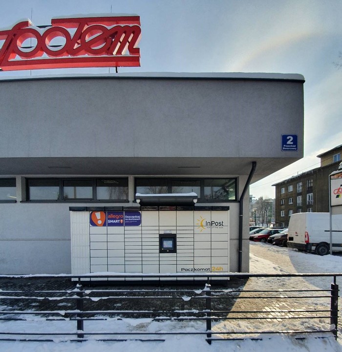 Paczkomat BBI23M boczna ściana sklepu