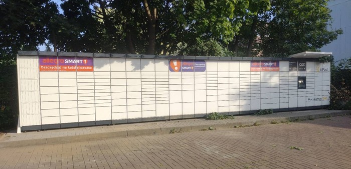 Paczkomat BBI25M boczny parking sklepu Lewiatan