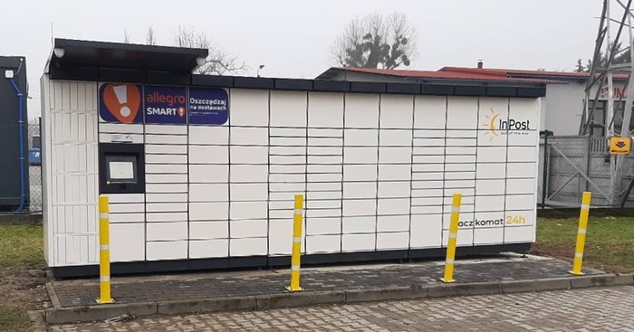 Paczkomat BBI28M na lewo od sklepu