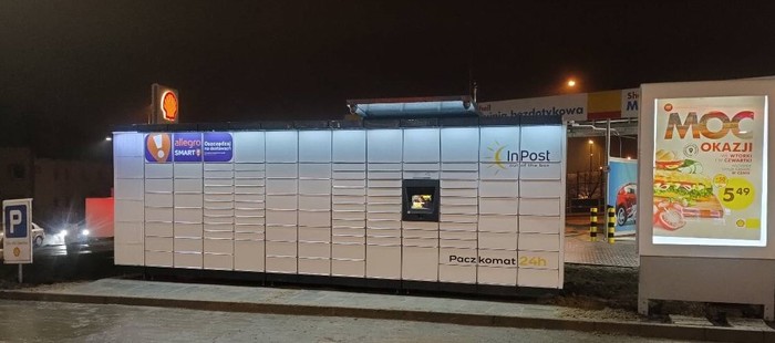 Paczkomat BBI30M pomiędzy stacją paliw a myjnią