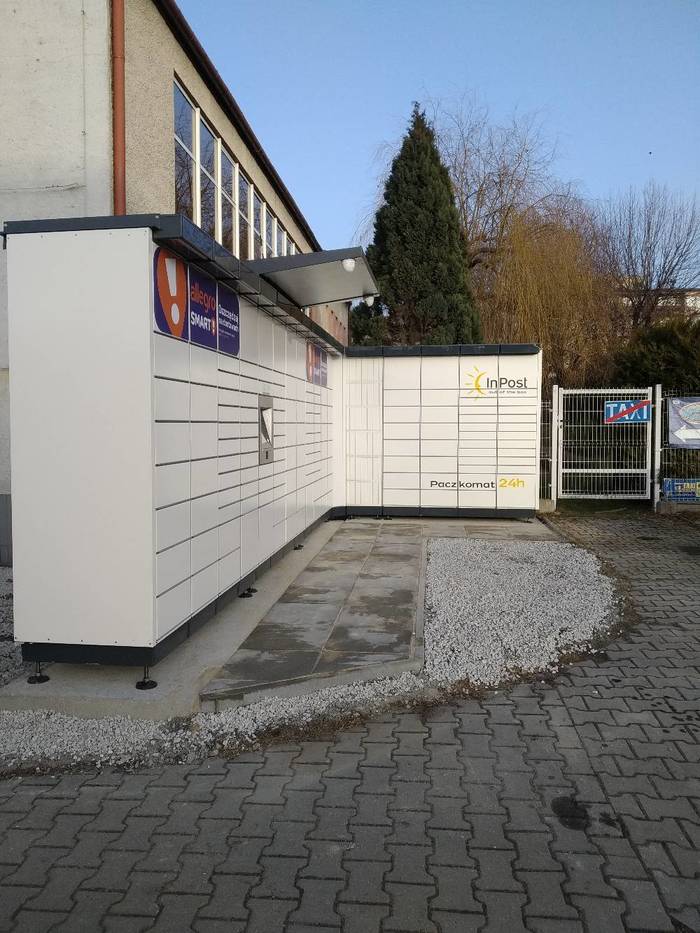 Paczkomat BBI33M na wjeżdzie do Hotelu