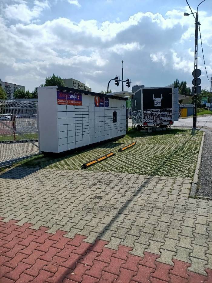 Paczkomat BBI38M Przy wjeździe na parking