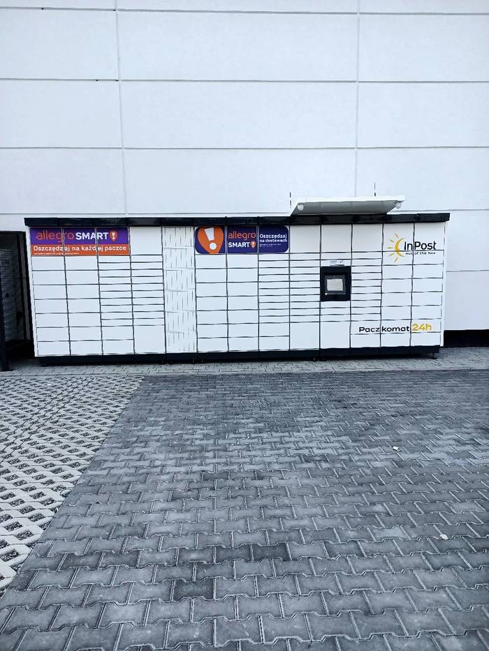 Paczkomat BBI43M Parking przed sklepem