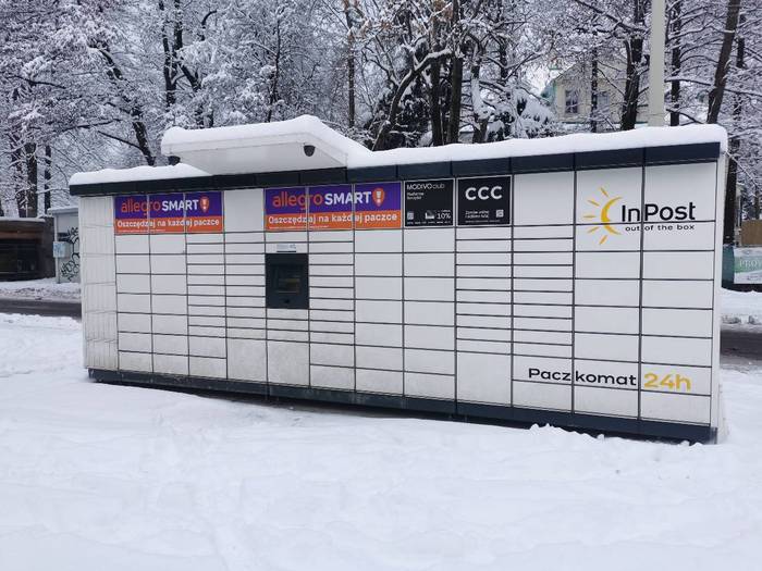 Paczkomat BBI46M Na parkingu przed sklepem