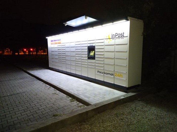 Paczkomat BBI50M Parking obok sklepu z lampami