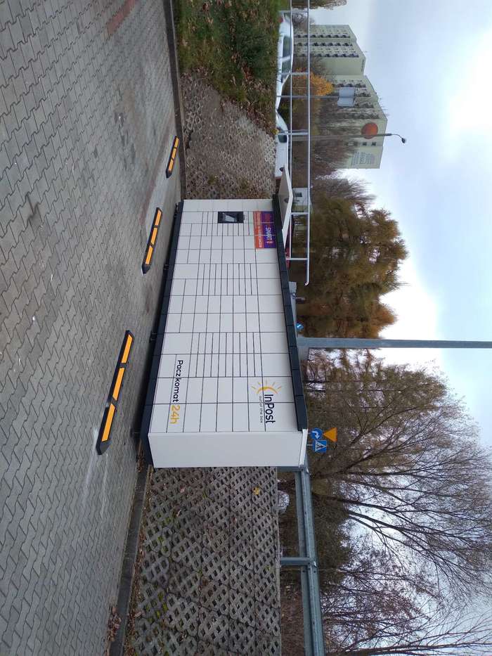 Paczkomat BBI53M Na parkingu sklepu Netto