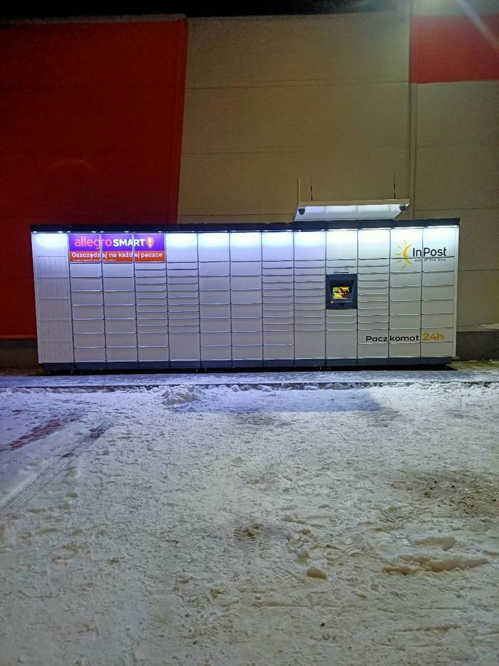 Paczkomat BBI54M Na parkingu przed sklepem
