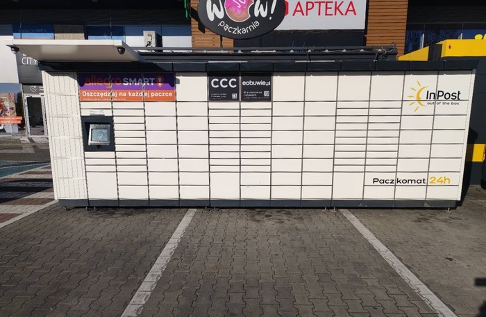 Paczkomat BBI56M Na parkingu za budkami z burgerami