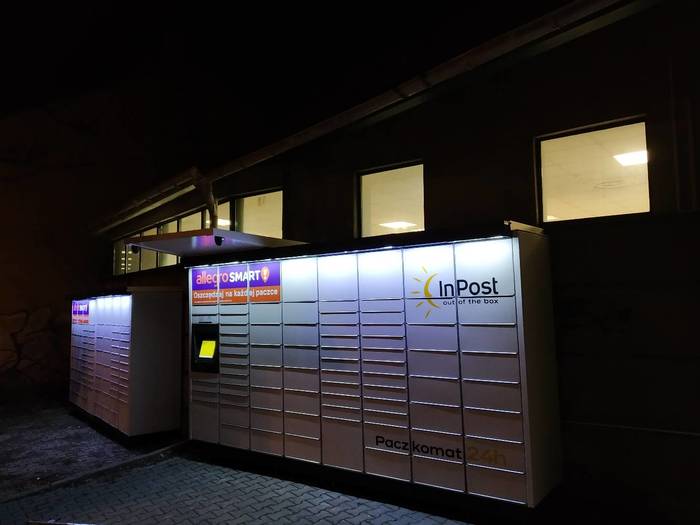 Paczkomat BBI57M Przed sklepem