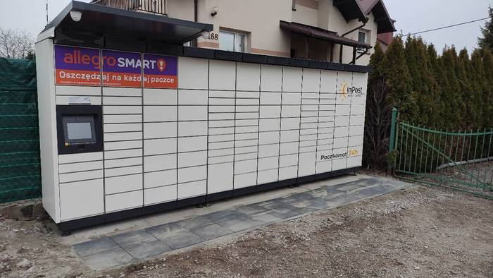Поштомат BBI59M Na parkingu przed sklepem
