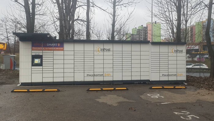 Paczkomat BBI62M na terenie parkingu - na wprost bramy
