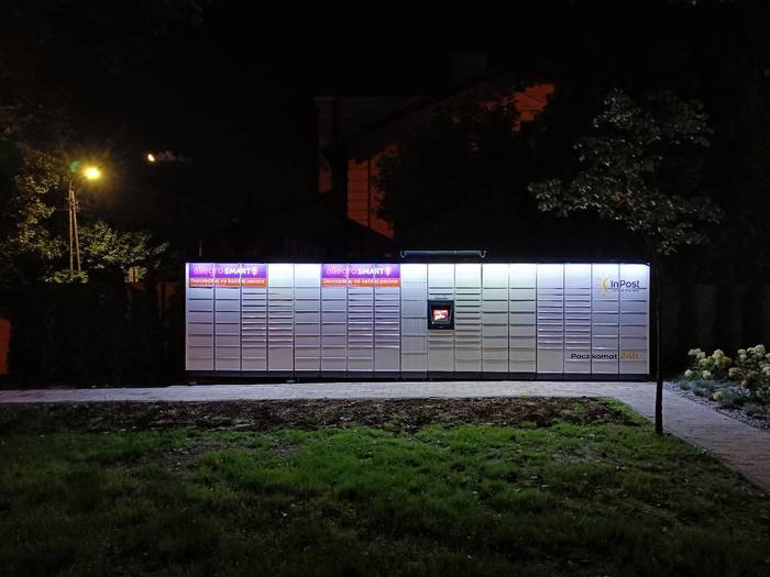 Paczkomat BBI66M Przed wejściem do budynku Cavatina Hall