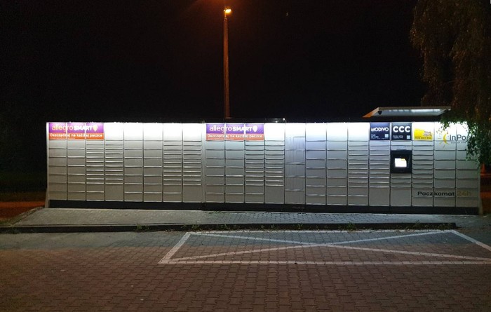 Paczkomat BBI68M Na parkingu osiedlowym