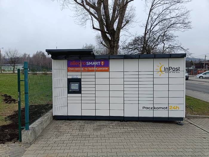 Paczkomat BBI69M przed wejściem na teren ATH, od strony ul. Czołgistów obok nr 17
