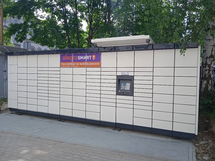 Paczkomat BBI70M Na parkingu przed liceum