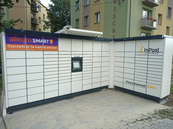 Paczkomat BBI72M obok sklepu