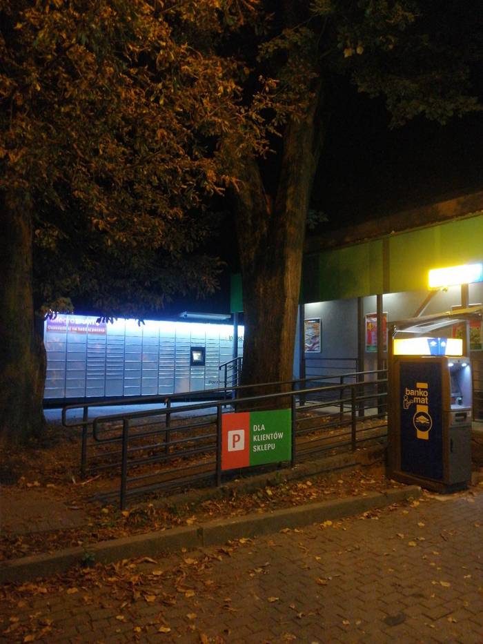 Paczkomat BBI73M Na parkingu przed sklepem