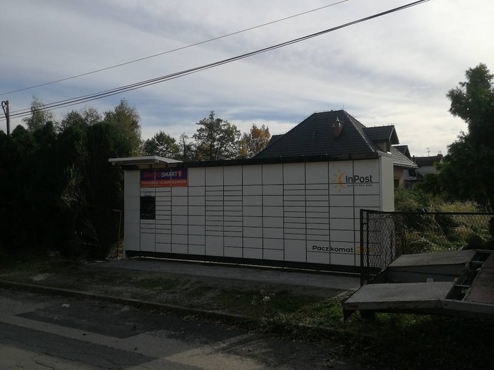 Paczkomat BBI74M na rogu ulicy Drobnej i Bestwińskiej
